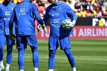 Lucas Chevalier, ici avec Mike Maignan et Brice Samba, est le seul Bleu à ne pas avoir joué lors de la tournée aux États-Unis. (P. Lahalle/L'Équipe)