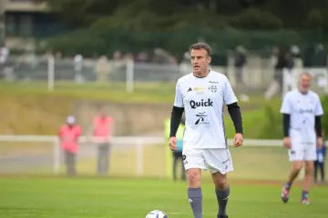 Emmanuel Macron lors d'un match caritatif au profit de la fondation hôpitaux de Paris en 2024. (J.B. Autissier /L'Équipe)