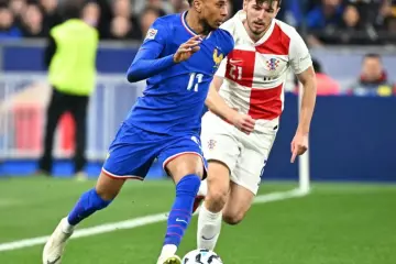 Michael Olise au duel avec Petar Sucic lors de France-Croatie, en quarts de finale retour de la Ligue des nations en mars 2025, dernier match des Bleus au Stade de France (2-0, 5-4 aux t.a.b.). (P. Lahalle/L'Équipe)