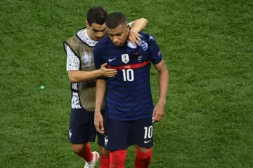 Kylian Mbappé consolé par Wissam Ben Yedder après son tir au but manqué contre la Suisse en 2021.  (F. Faugère/L'Équipe)